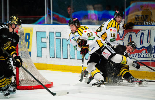 Alexander Lindgren, Brynäs, försöker att nå pucken