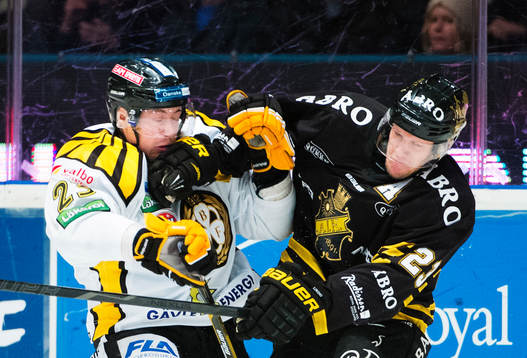 Robin Jacobsson, Brynäs, blir tacklad av Jonas Liwing, AIK