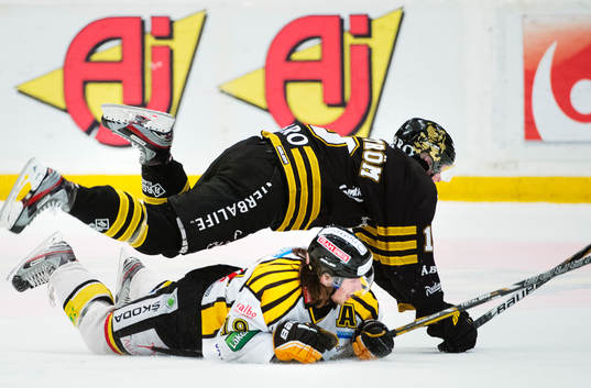 Joakim Nordström, AIK, flyger över Calle Järnkrok,