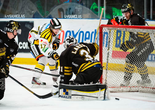 Sebastian Wännström, Brynäs, är nära att få in pucken