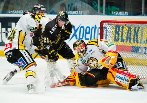 Christian Sandberg, AIK, oroar framför Johan Holmqvist,
