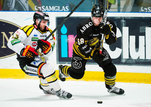 Ryan Gunderson, Brynäs, utmanas av Victor Ahlström, AIK