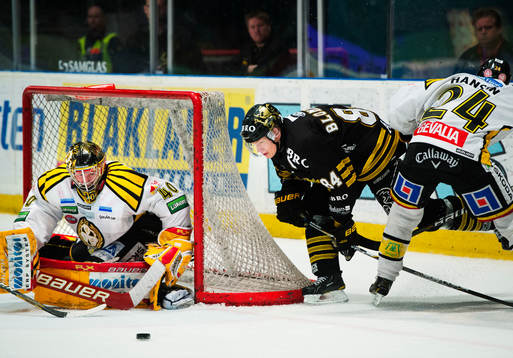 Patric Blomdahl, AIK, oroar framför Johan Holmqvist,