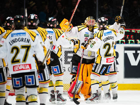 Johan Holmqvist, målvakt, Brynäs, kramas om