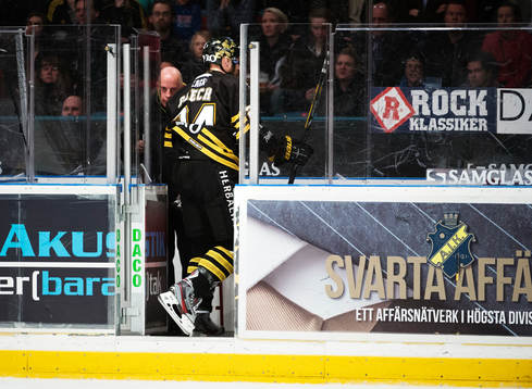 Kris Beech, AIK, blir utvisad i tredje perioden