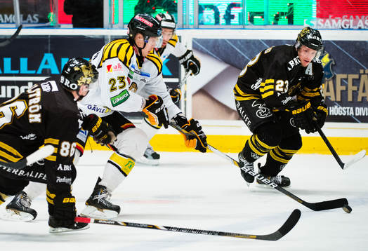 Robin Jacobsson, Brynäs, tar sig förbi Oscar Ahlström