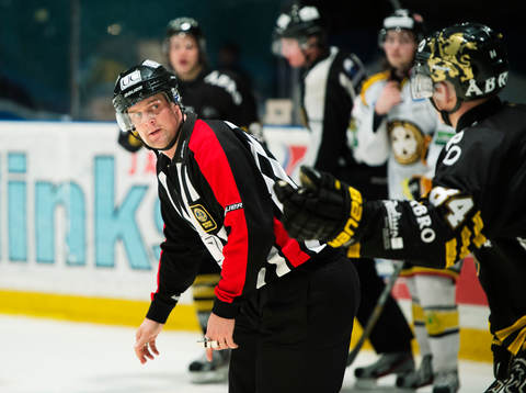 Mikael Nord, domare, i samtal med Patric Blomdahl, AIK