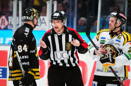 Mikael Nord, domare, förklarar orsaken till en utvisning