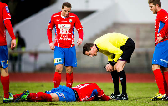 Andreas Ekberg, domare, kollar hur det är med, Juan