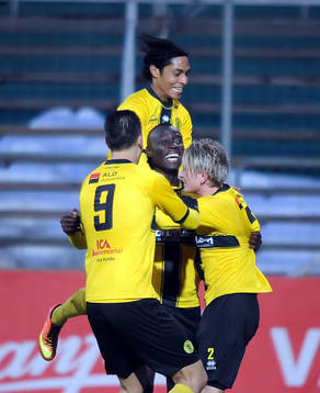 2-1 jubel genom mål av Alhaji Kamara (mitten) i IK Frej,