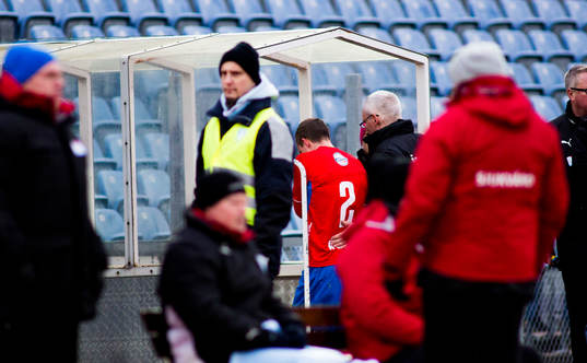 Andreas Wihlborg, Öster IF, skadar sig otäckt i axeln.