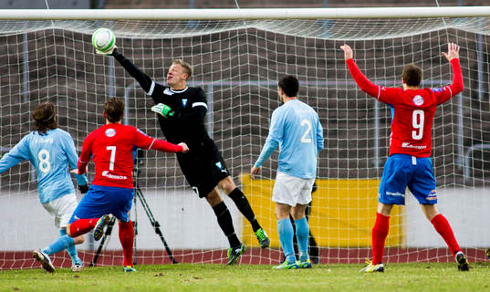 Johan Dahlin, målvakt, Malmö FF, räddar bollen från att