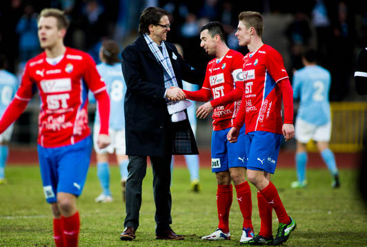 Rikard Norling, tränare Malmö FF, skakar hand med, Denis