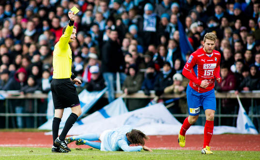 Andreas Ekberg, domare, höjer det gula kortet mot, Stefan