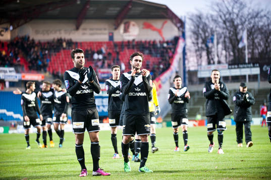 Assyriska spelare tackar publiken, jubel