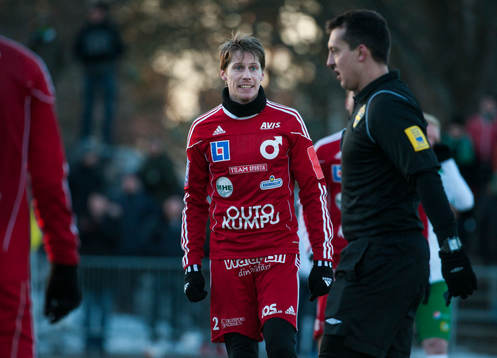 Domaren blåser straff, något som Patrik Anttonen,