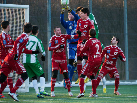 August Strömberg, målvakt, Degerfors, boxar ur bollen