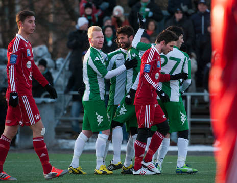 Adis Husidic, hammarby, blir kramad av sina lagspelare