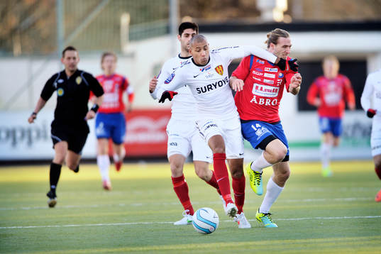 Emil Karlsson, Örgryte i kamp om bollen med, Alessandro