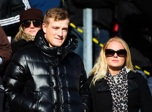 John Guidetti är på plats på Skytteholms IP med sällskap