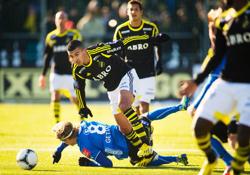 Nabil Bahoui, AIK, tar sig förbi Kristoffer Fagercrantz,