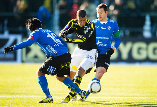Robin Quaison, AIK, försöker ta sig förbi Antonio Rojas