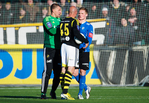 Daniel Majstorovic, AIK, tar tag om halsen på Gudjon