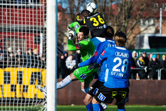 Henok Goitom, AIK, oroar framför Stojan Lukic, målvakt,
