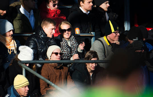 John Guidetti är på plats på Skytteholms IP med sällskap
