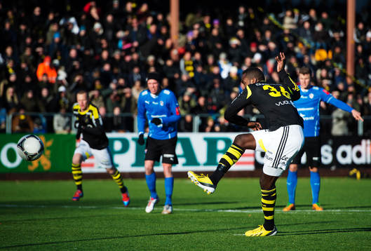 Henok Goitom, AIK, skjuter in 2-1 på straff