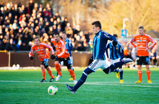 Erton Fejzullahu, Djurgården, skjuter in 2-0 på straff