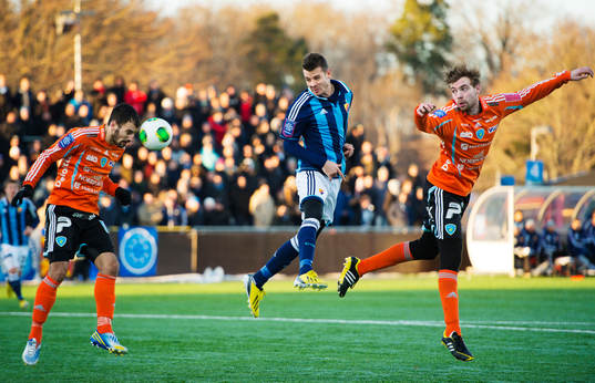 Luis Solignac, Djurgården, nickar bollen mot en