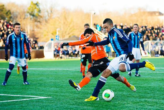Brian Span, Djurgården, håller undan Dillan Ismail, Umeå