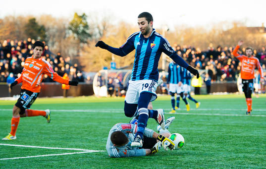 Nahir Oyal, Djurgården, missar ett läge mot Vladimir