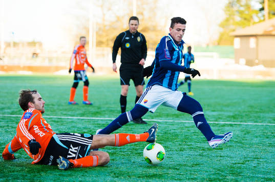 Fredrik Isaksson, Umeå, hänger inte med Erton Fejzullahu,