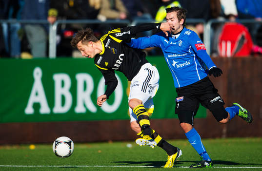 Viktor Lundberg, AIK, kämpar mot Kristinn Steindorsson,