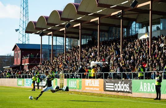 Nabil Bahoui, AIK, slår en frispark när laget spelar på