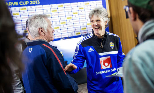 Pia Sundhage, förbundskapten, Sverige, skojar med Tom