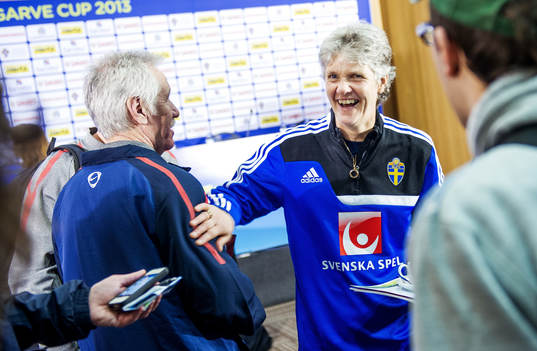 Pia Sundhage, förbundskapten, Sverige, skojar med Tom