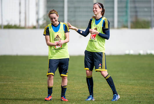 Kosovare Asllani och Lotta Schelin, har roligt på