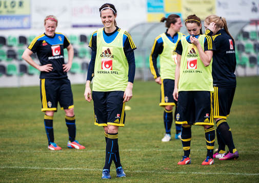 En glad Lotta Schelin, Sverige