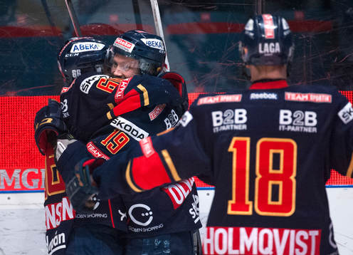 Jimmie Ölvestad,  omfamnar Marcus Marcus Sörensen,