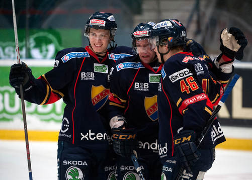 Kristofer Ottosson, blir omfamnad