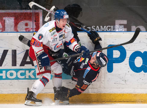 Alexander Wennerberg, Djurgården, får en tackling utav