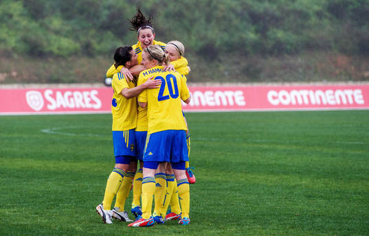 Sverige firar 1-1 genom Sara Thunebro