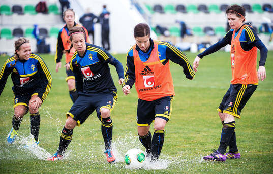 Johanna Almgren, utmanar Hanna Folkesson, Sverige