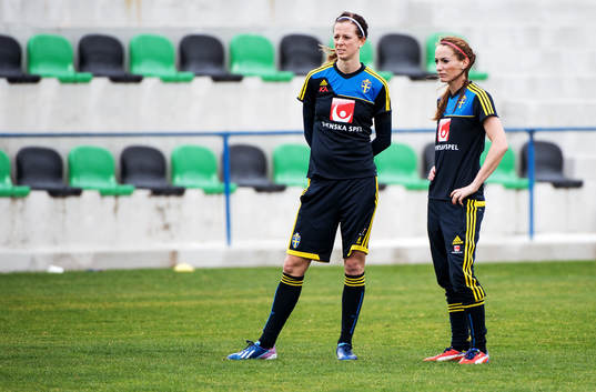 Lotta Schelin och Kosovare Asllani, Sverige, står och