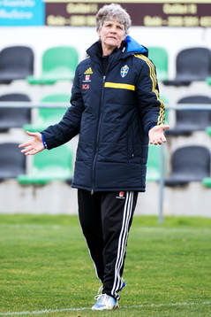 Pia Sundhage, förbundskapten, Sverige, slår ut med