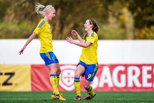 Caroline Seger och Kosovare Asllani, Sverige, jublar
