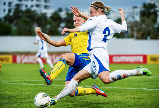 Nilla Fischer, Sverige, går in i en närkamp med Sif